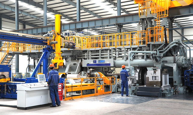 Lini produksi ekstrusi dan fabrikasi aluminium skala besar dengan sistem kontrol kualitas