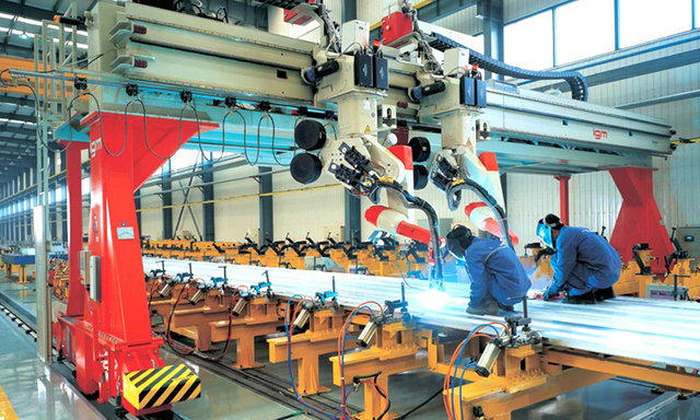 Jalur produksi pengelasan aluminium otomatis dengan sistem robot untuk fabrikasi industri