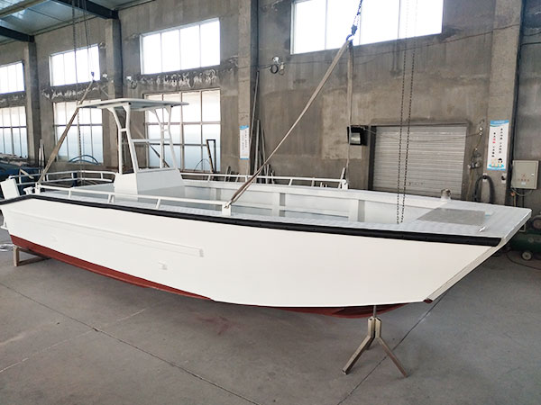 Aluminium Electrofishing Boat menavigasi perairan dangkal untuk pengambilan sampel biologis