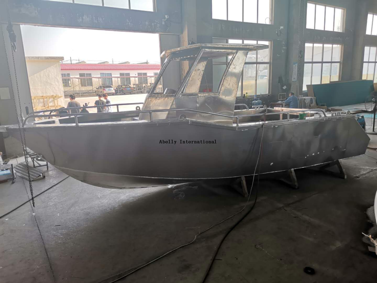 Perahu walkaround aluminium berlayar di atas air
